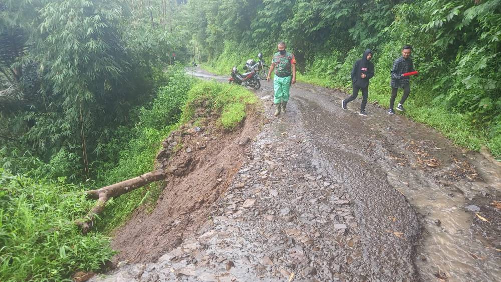 Jalan Kabupaten Menghubungkan 5 Desa di Kecamatan Talegong Alami Longsor