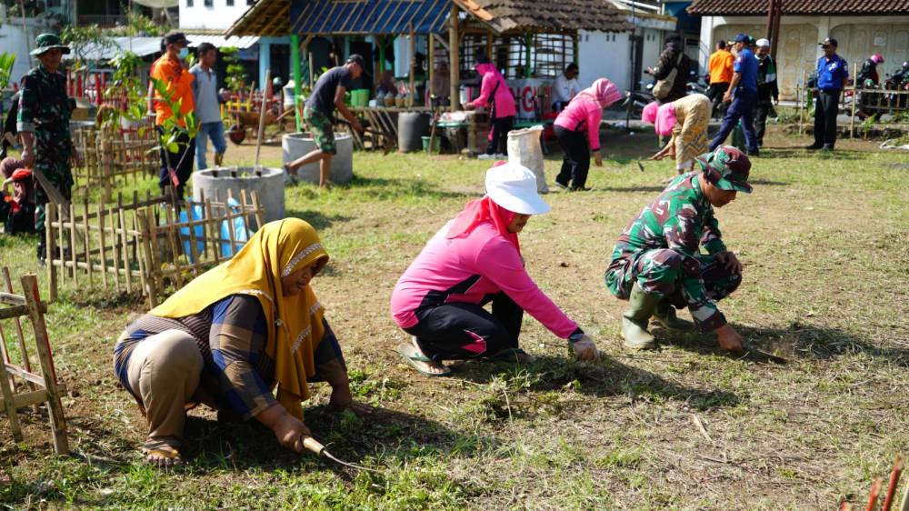 Kodim 0611 Garut Gandeng Masyarakat Dusun 03 Desa Mekarsari Gelar Karya Bakti