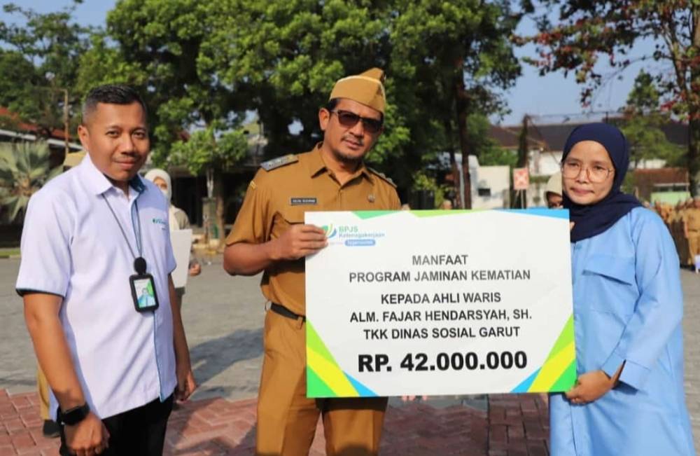 Pemkab Garut Serahkan Santunan kepada TKK Dinsos dan Warga Garut Korban Gempa Cianjur