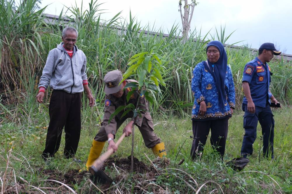 Sekolah Sungai Cimanuk Gelar Acara Ngabuburit Sambil Menanam Pohon