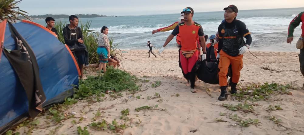 Tim SAR Berhasil Temukan 2 Orang Tenggelam di Pantai Bobos Cikelet