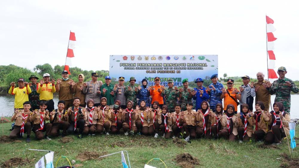 Sekda Garut Hadiri Puncak Penanaman Pohon Mangrove Nasional di Pantai Karang Paranje