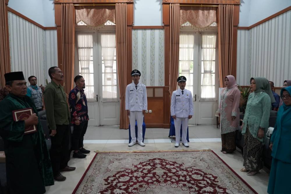 Bupati Garut Lantik 2 PAW Kades Mekargalih dan Cigagade