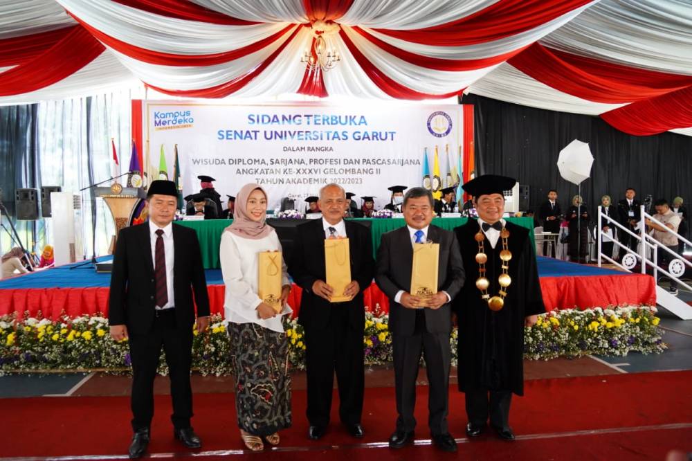 Bupati Garut Berpesan Agar Wisudawan Kuasai Bahasa hingga Keahlian Khusus