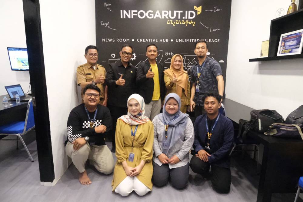 Kadiskominfo Garut Bersilaturahmi dengan Manajemen Info Garut