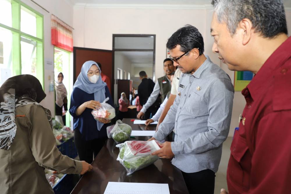250 Paket Berisi Sayuran dan Tanaman Obat dibagikan ke Warga Kelurahan Margawati dan Sukanegla