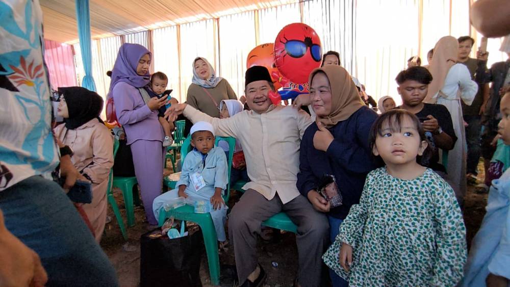 Bupati Garut Hadiri Acara Khitanan Massal di Desa Cinunuk