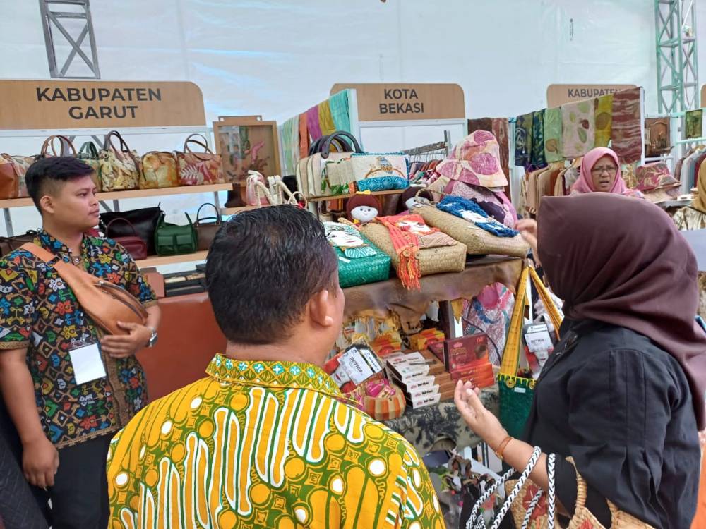 Dekranasda Garut Tampilkan Kerajinan Kulit hingga Akar Wangi di KKJ-PKJB