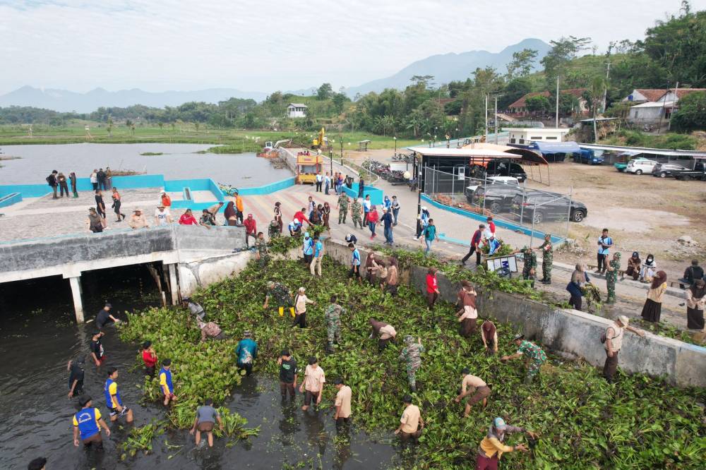 Semarakkan HUT Kemerdekaan RI, Pemerintah Daerah dan Masyarakat Garut Bersatu "Bebersih" Situ Bagendit