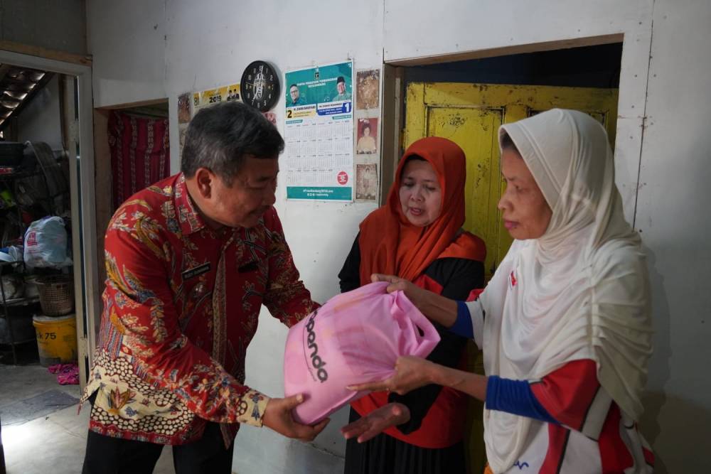 Libatkan PNS Pemkab Garut, Mulai Hari ini Distribusikan 100 Ton Beras ke 42 Kecamatan
