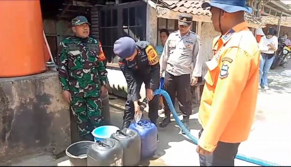 Satbrimob Polda Jabar dan BPBD Kabupaten Garut Bersatu Tangani Kekeringan