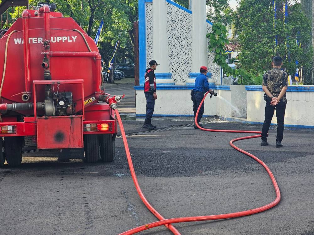 Jelang HJG ke-211, Disdamkar Garut Terjunkan Dua Unit Kendaraan Power Supply  Bersihkan Alun-Alun