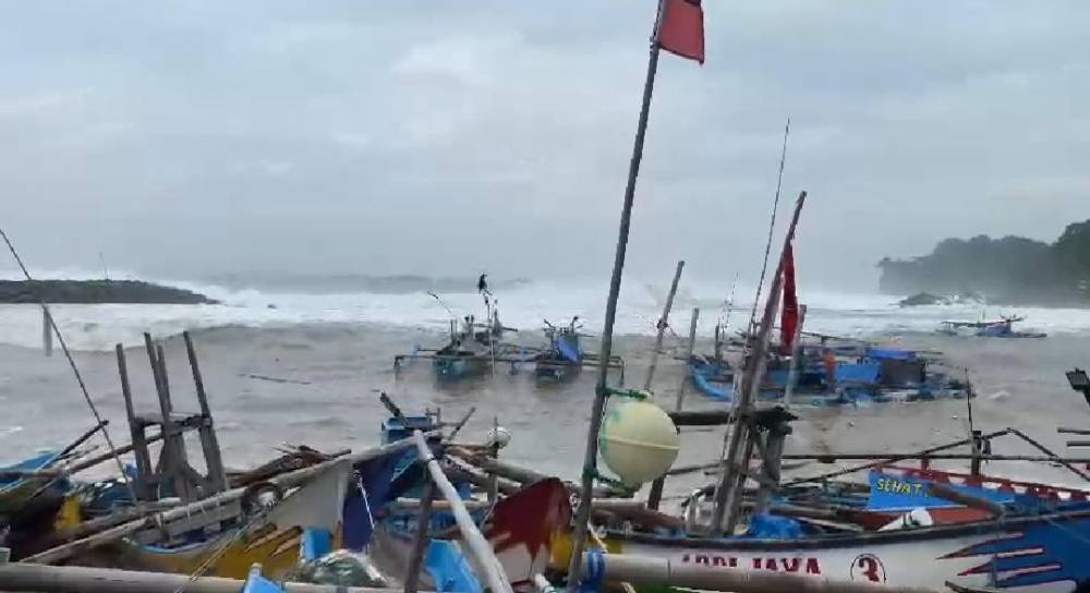 Angin Kencang dan Gelombang Pasang Terjang Perahu dan Gazebo di Pantai Rancabuaya Garut