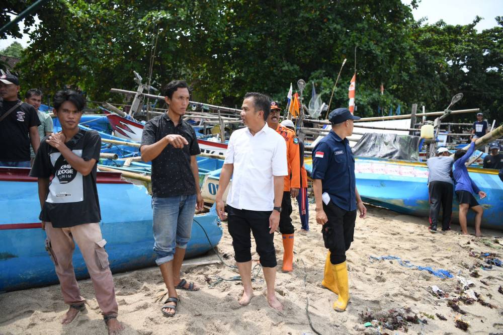 Pj. Gubernur Jabar Tinjau Lokasi Bencana Banjir Rob di Rancabuaya