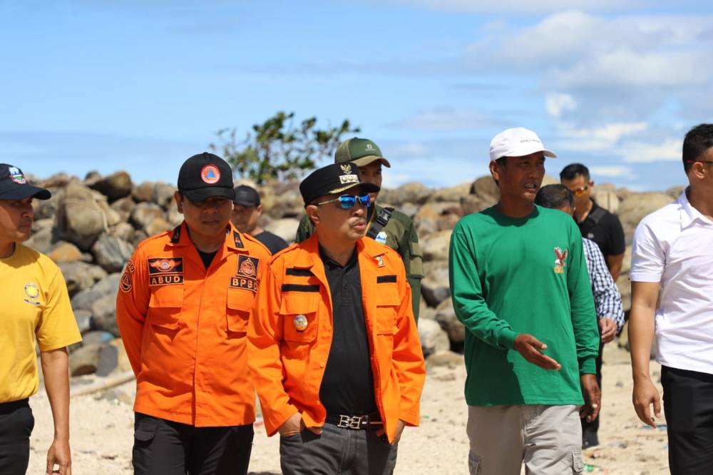 Penjabat Bupati Garut Tinjau Lokasi Terdampak Bencana Gelombang Pasang Pantai Rancabuaya