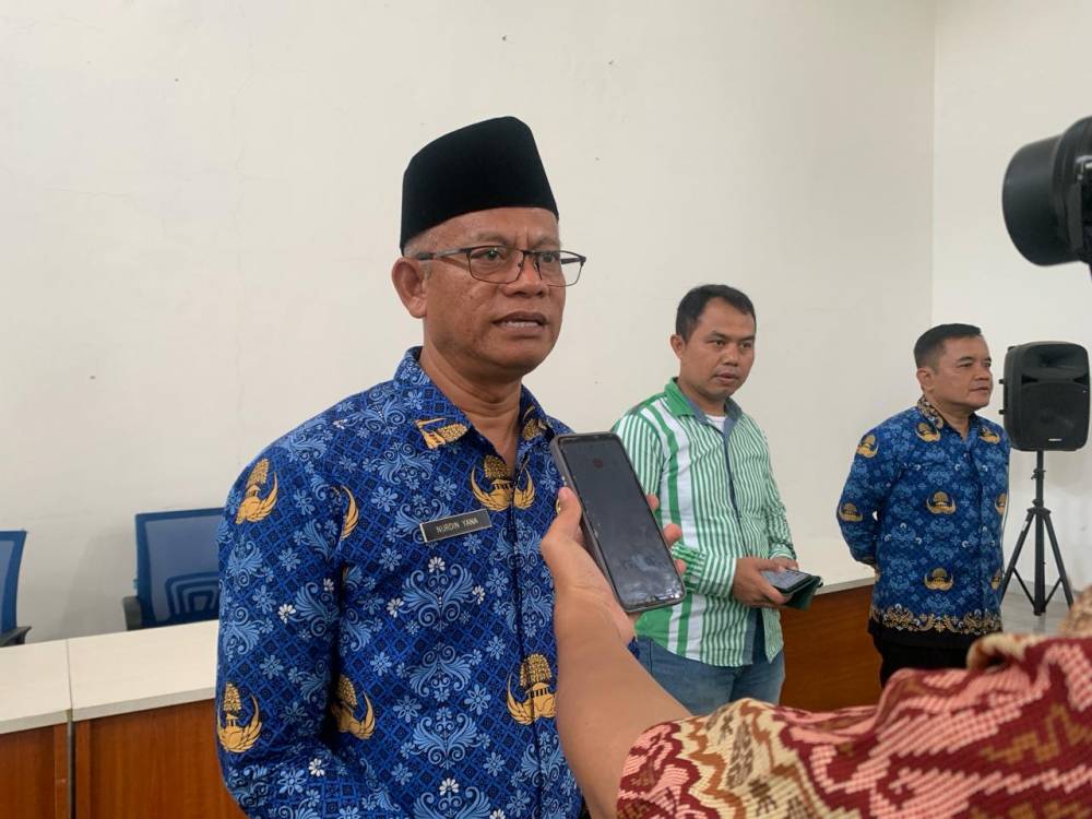 Sekda Garut Salurkan 50 Paket Sembako Untuk Masyarakat Kurang Mampu di Kelurahan Sukagalih