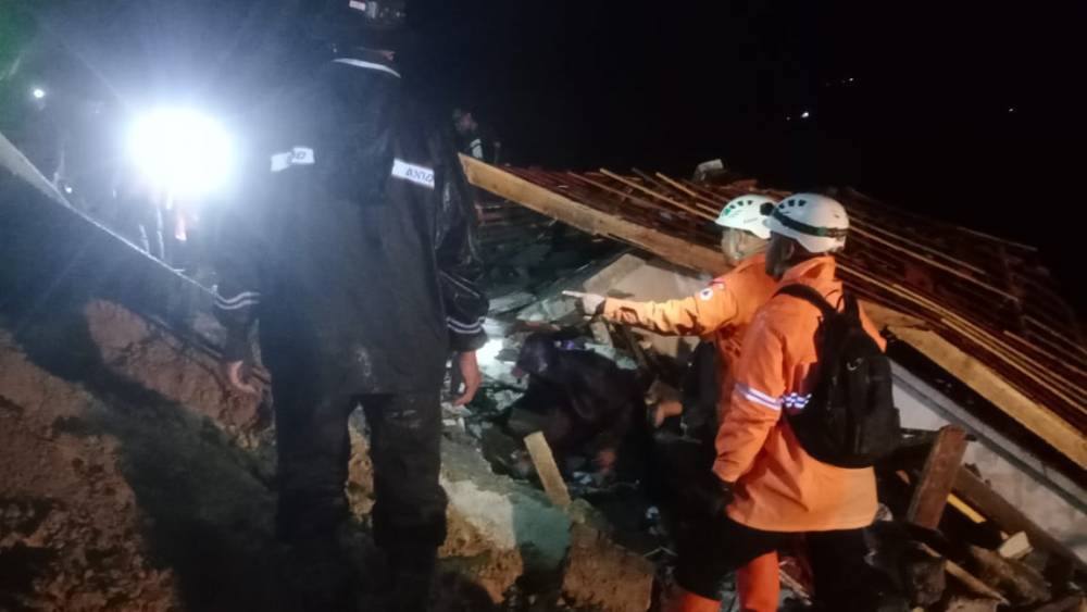 Longsor di Kampung Sirnagalih Banjarwangi, Tiga Warga Tertimbun