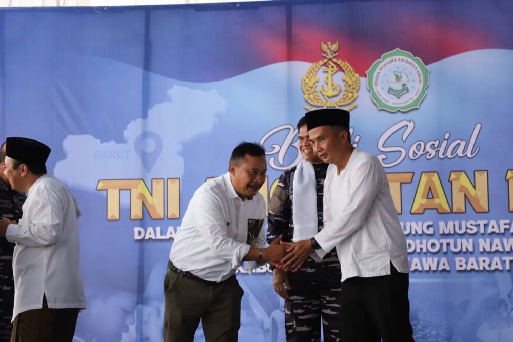 Pj. Bupati Garut dan KASAL Hadiri Bakti Sosial Khitanan Massal dan Distribusi Sembako di Garut