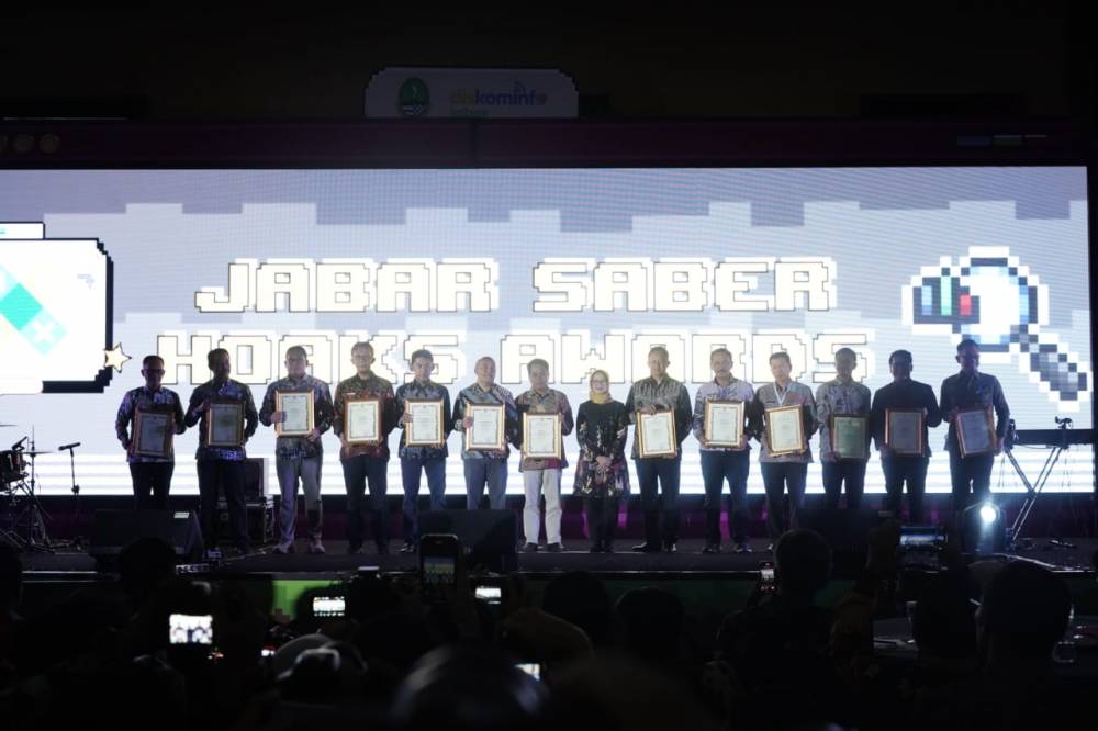 VIRAL 2024 Gubernur Jawa Barat Beri Penghargaan Kota dan Kabupaten Teraktif Tangkal Hoaks