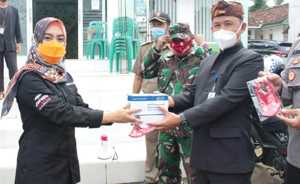 Diskominfo Garut Bersama Gugus Tugas Covid-19 Kecamatan Malangbong Bagikan 1000 Masker