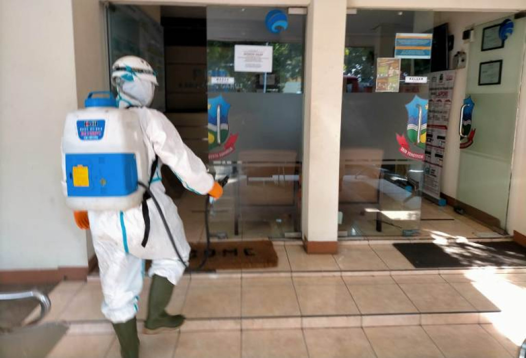 Cegah Penyebaran Covid-19, Gedung Kantor Diskominfo Garut Dilakukan Penyemprotan Disinfektan