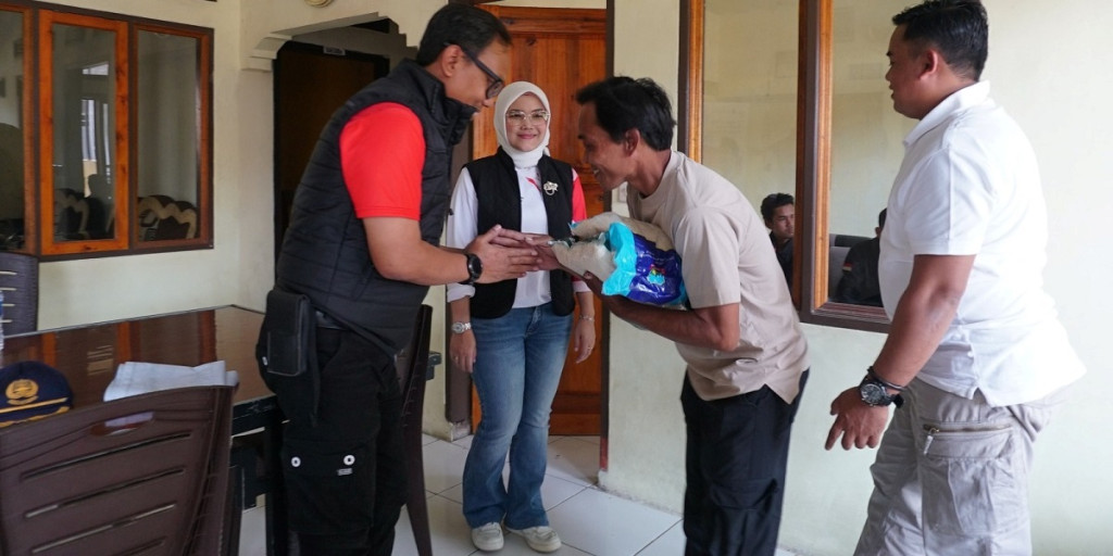 Diskominfo Kabupaten Garut Salurkan Bantuan Beras Kepada Masyarakat Kurang Mampu Di Kecamatan Peundeuy