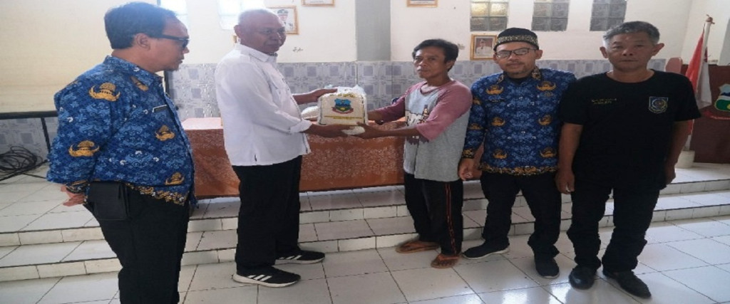 Diskominfo Garut Serahkan Bantuan Pangan CPPD Untuk Masyarakat Kecamatan Sucinaraja